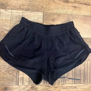 Lululemon size 4 Hotty Hot LR Short 2.5” Lined